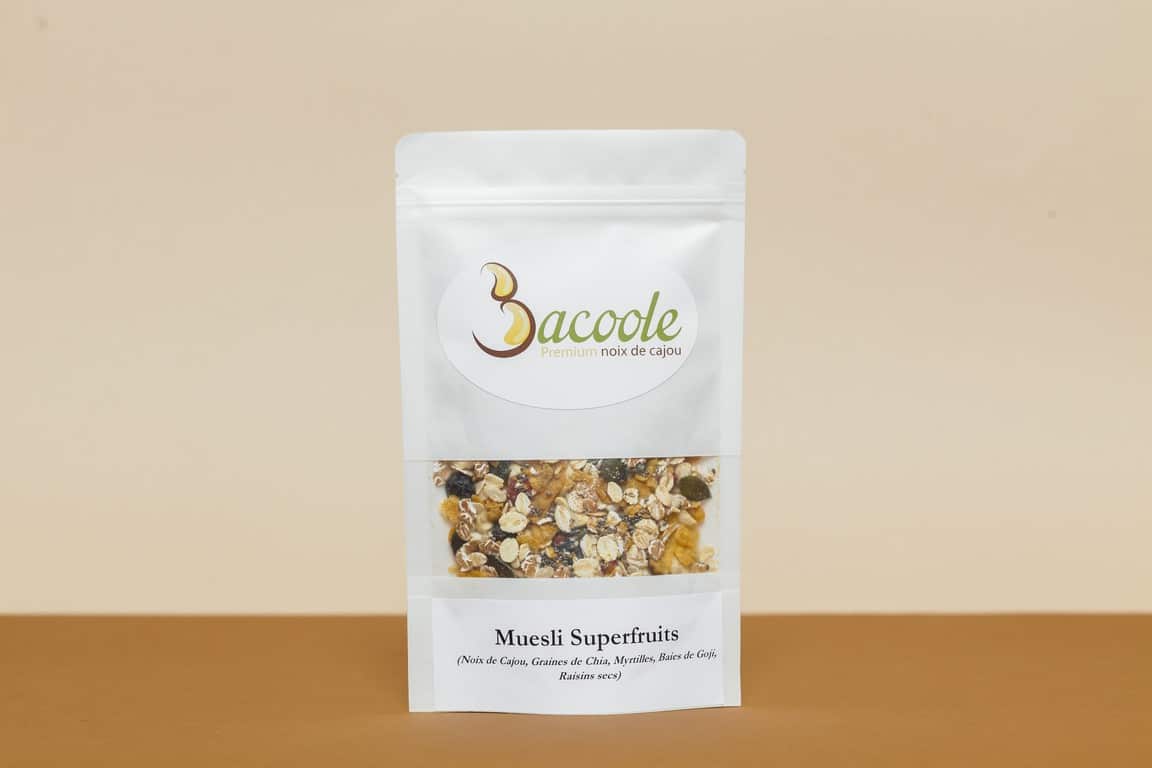 Muesli Noix de cajou baies de goji myrtilles raisins secs Muesli Noix de cajou baies de goji myrtilles raisins secs pour un petit déjeuner équilibré