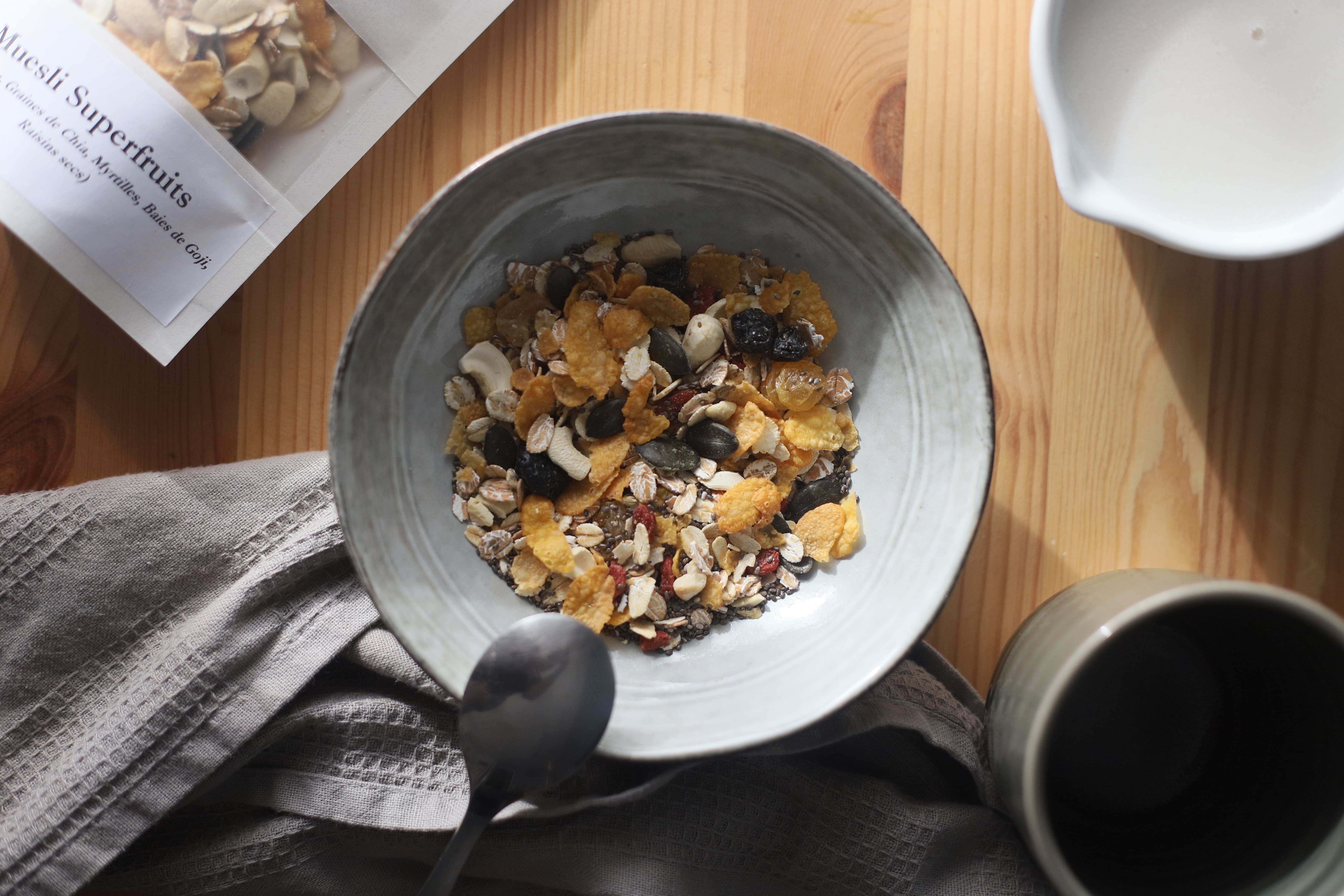 Bol de muesli aux céréales et fruits tropicaux